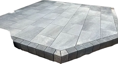 Terrasse aus großen grauen Platten mit Stufenkante
